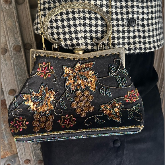 Vintage inspired hand/cross body clutch - Picture 3 of 4